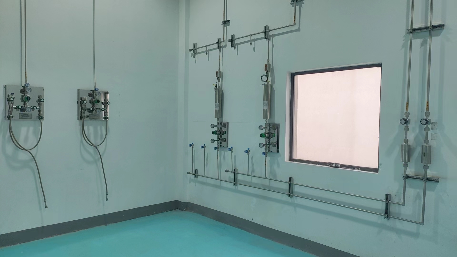 ����˹�뵼���豸�������޹�˾�½�������������������ྻ�ܵ����̰�װ